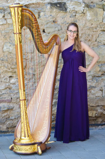 Feodora-Johanna Mandel mit ihrer Harfe