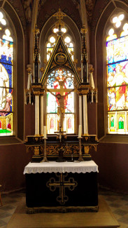 Altar vor Fenstern