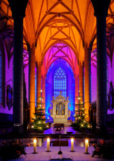 St. Georg in Farben erleuchtet