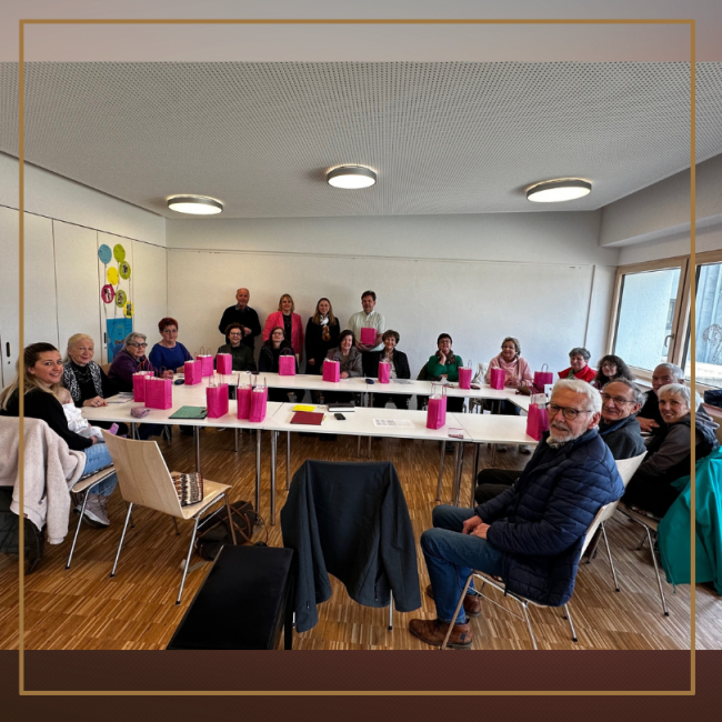 Geschenkeverteilung durch Regine Schmitz - von Rehatechnik Schmitz
