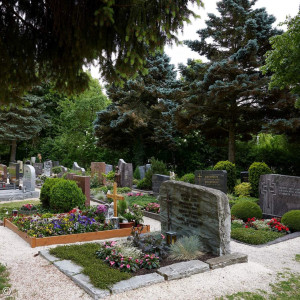 Erdgräber im neuer Teil des Friedhofs