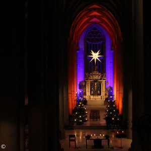 St. Georg beleuchtet im Advent