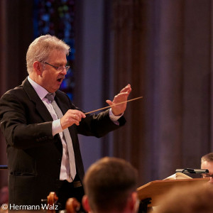 Udo Knauer dirigiert ein Orchester